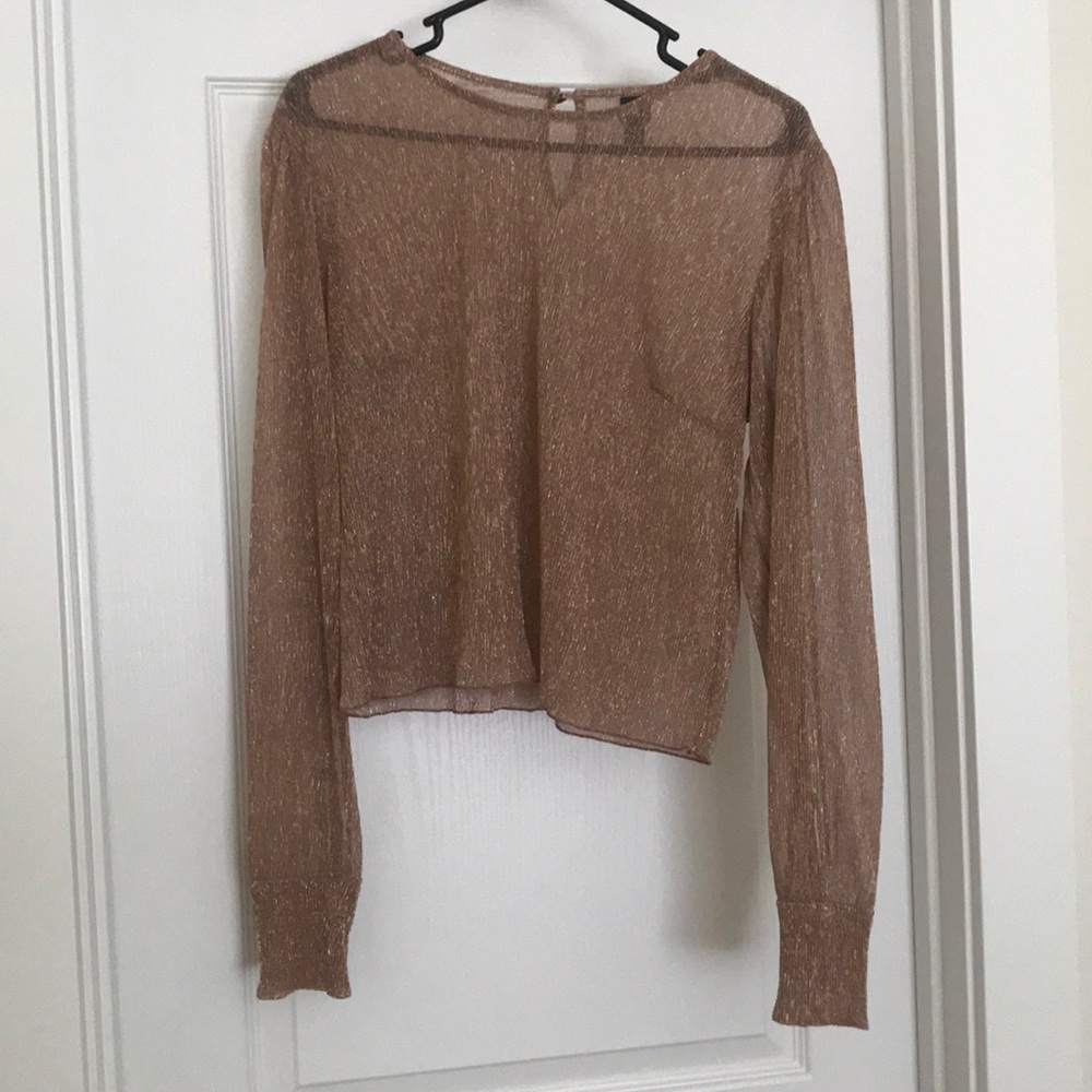 Long sleeve with a hint of gold